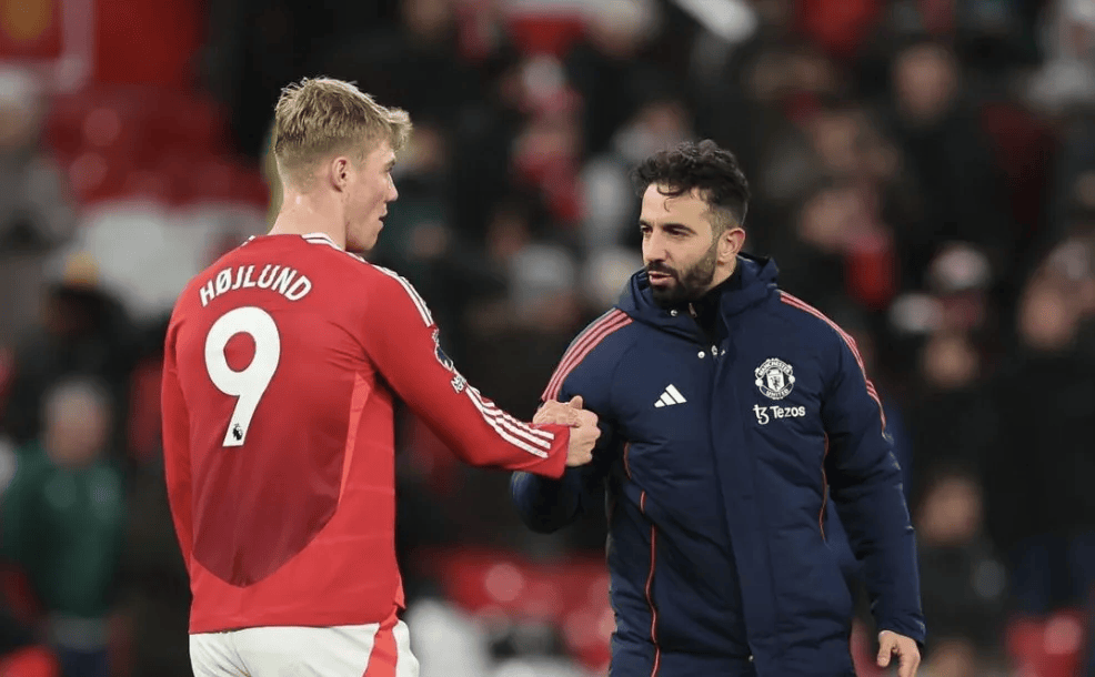 5000万救命!曼联甩卖失意前锋竟成三赢?他4场6球的爆发藏着大玄机!