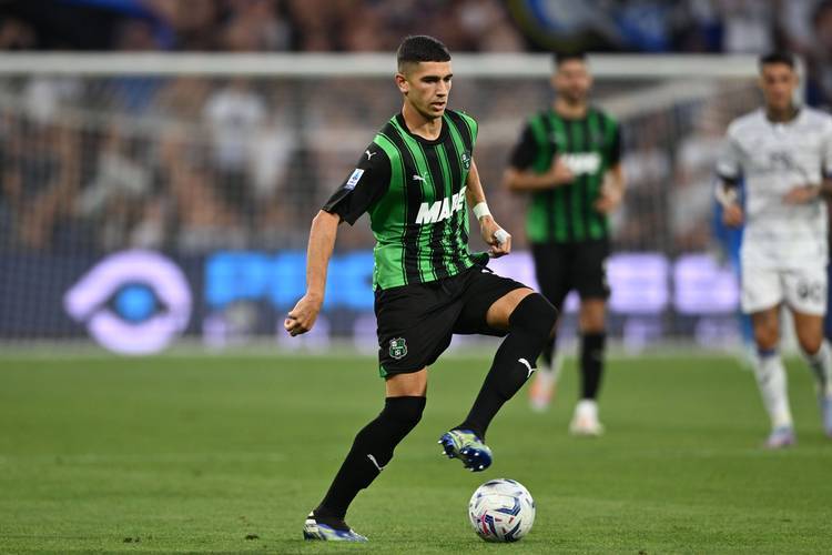 周日002意甲:AC米兰主场迎击萨索洛,榜首之争不容有失