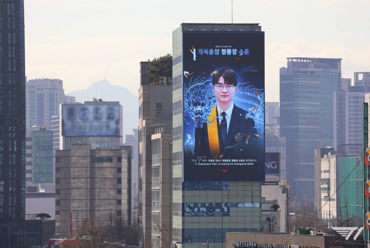 T1在首尔包下多块室外广告大屏:以祝贺Faker荣获韩国青龙勋章